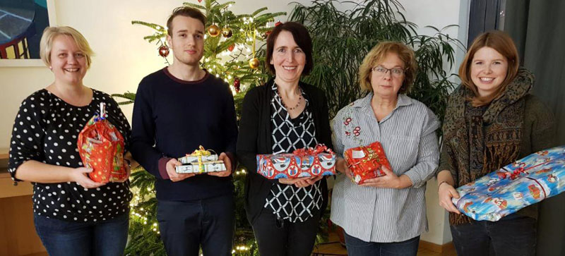 Die grüne Jugend übergibt Weihnachtsgeschenke an die Frauenhäuser in Landshut