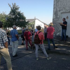 Das Foto zeigt eine Gruppe von Personen bei einer Ortsbegehung des geplanten Bentonitabbaugebeits mit MdL Rosi Steinberger.