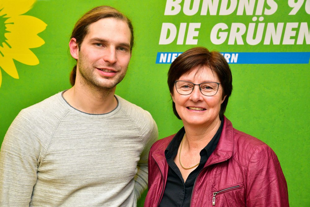 Foto: Hermann Schoyerer Das Foto zeigt die Landtagsabgeordneten Rosi Steinberger und Toni Schuberl vor einem Banner mit dem Logo von Bündnis 90/Die Grünen.