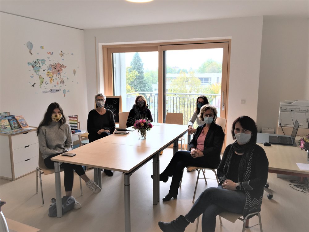 Das Bild zeigt Bild die Kreisrätinnen Jasmin Beinlich und Marlene Schönberger, Stadträtin Hedwig Borgmann, sowie