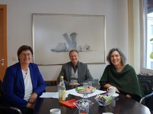 Das Bild zeigt Landtagsabgeordnete Rosi Steinberger, den Regionalstellenleiter des ZBFS Armin Siebler und Landtagsabgeordnete Kerstin Celina an einem Konferenztisch 