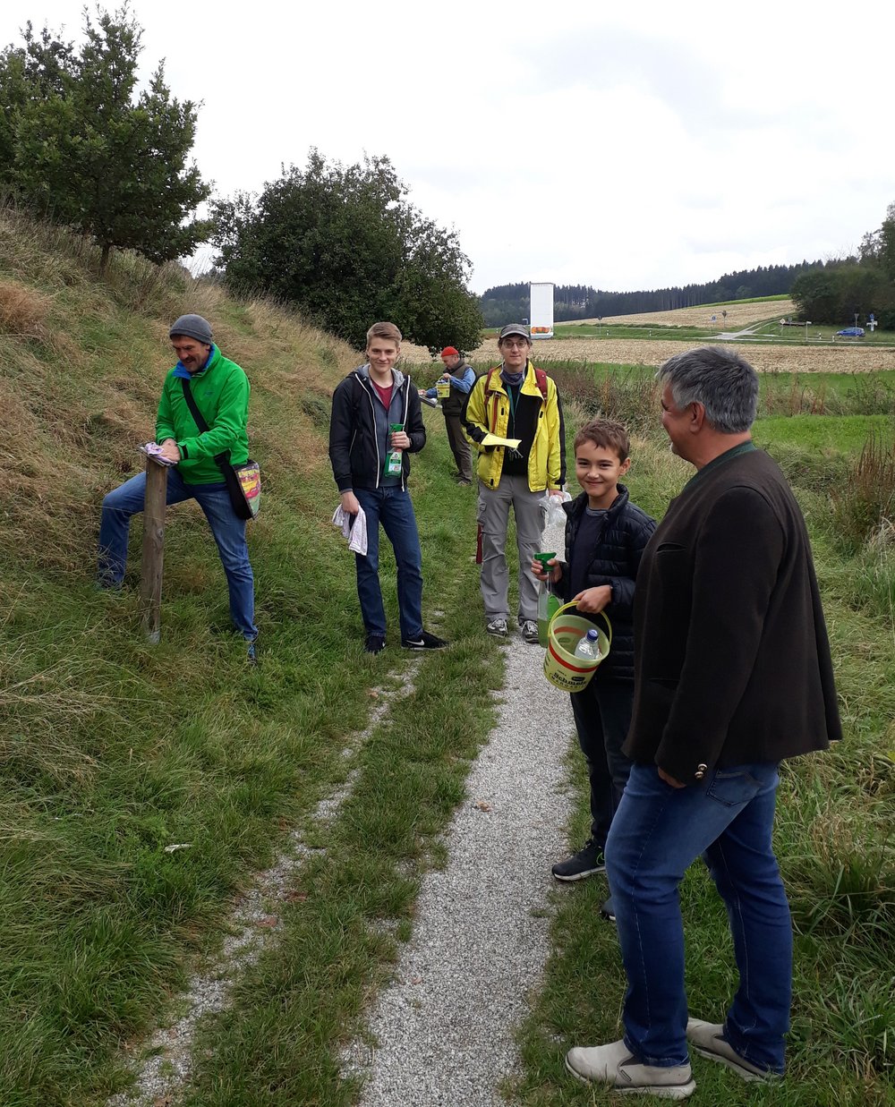 Das Bild zeigt die Kumhausener Grünen während ihrer Säuberungsaktion auf dem Kumhausener Naturlehrpfad.